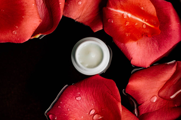 beauty cream jar and flower petals - cosmetics with flowers styled concept, elegant visuals - Φωτογραφία, εικόνα