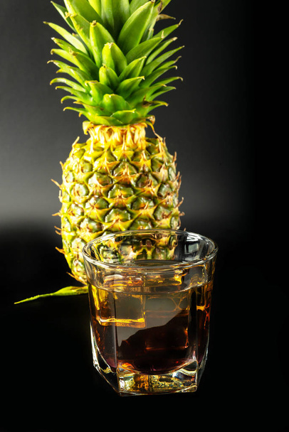 Ízletes és színes italokat alapján különböző alkoholok, szirupok és likőrök ananász a háttérben, a csapos munka, egyedülálló hatását a fél éjszakát - Fotó, kép