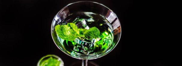 ενιαίο ουίσκυ βύνης σε ένα ποτήρι και λικέρ μέντας πράσινο, δροσιστικό σύνολο ποτών, γεύσης - Φωτογραφία, εικόνα