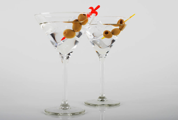 Gin z wermutu w szklance na białym tle, klasyczny koktajl serwowane z oliwkami, noc stroną - Zdjęcie, obraz