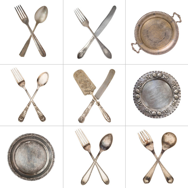 Um conjunto de colheres vintage cruzadas, garfos, facas e pratos antigos de prata. Isolado em branco. Tic Tac Toe
 - Foto, Imagem