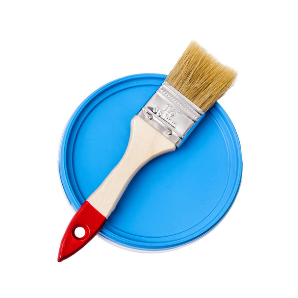 Pincel de madera sobre un cubo de pintura azul. Aislar sobre fondo blanco
 - Foto, Imagen