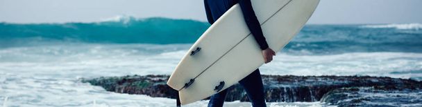 Woman surfer with surfboard going to surf - Foto, Imagen