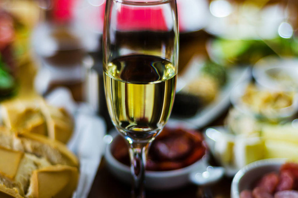 champagne with set appetizers in small portions, healthy and delicious snacks, tasty set - Fotografie, Obrázek