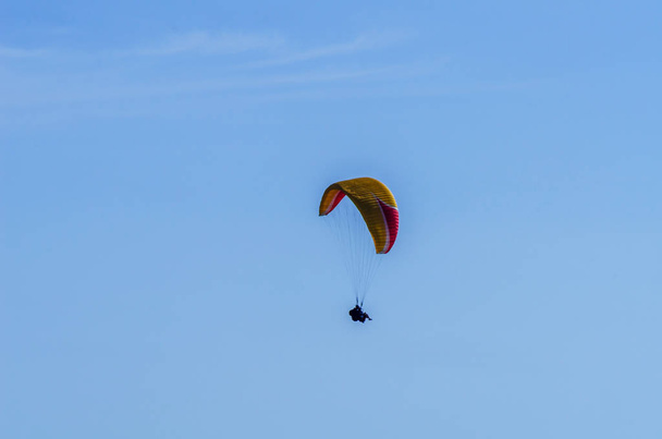 Parapente volant dans le ciel temps libre passé activement merveilleuses expériences vacances, sport actif
 - Photo, image