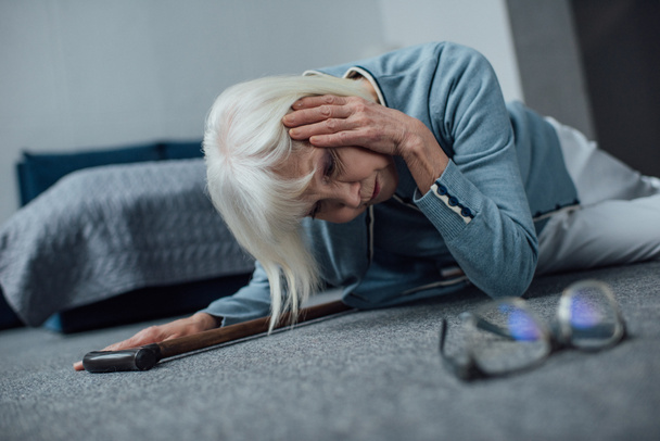 magányos vezető nő feküdt a padlón, és miután a fejfájás otthon - Fotó, kép