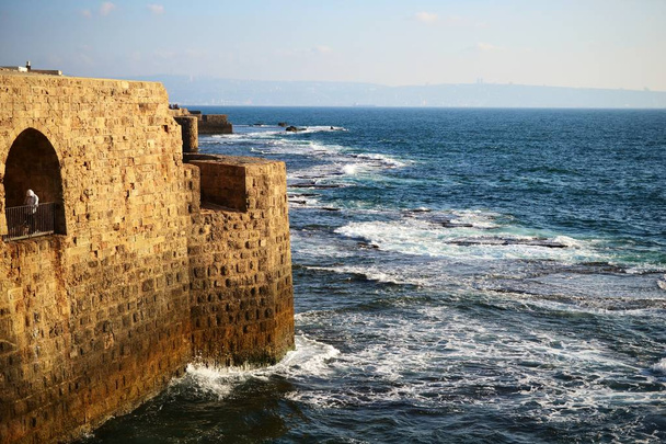 Vista al mar desde Acre, Akko, ciudad rodeada de murallas marinas y antiguo barrio residencial, Israel
. - Foto, Imagen