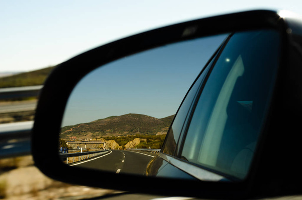 Blick in den Autospiegel auf schneller Straße in Spanien, schöne Landschaft, Transport - Foto, Bild