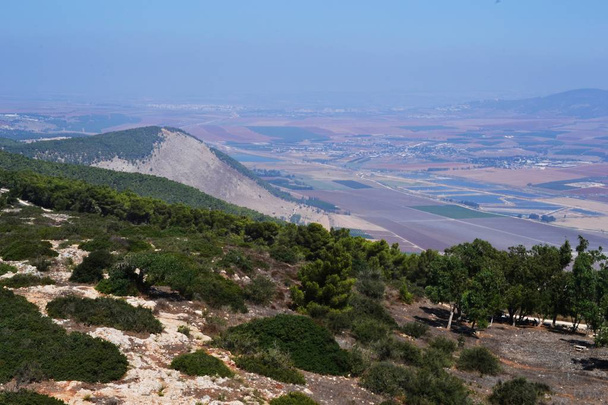 Mount Gilboa, gdzie król Saul upadł, widok z góry do doliny Izraela w czasie upadku - Zdjęcie, obraz
