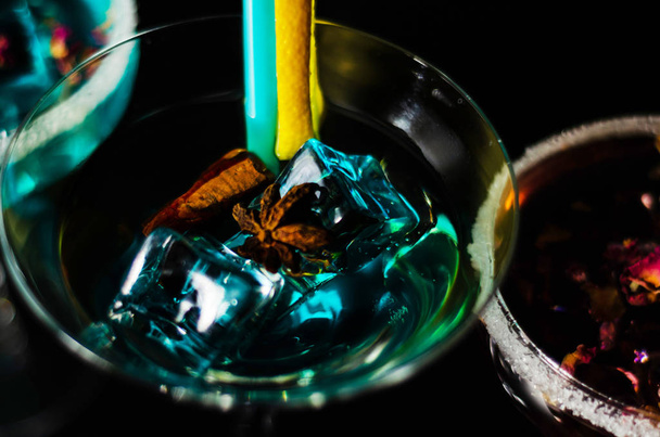 Bebidas sabrosas y coloridas basadas en varios alcoholes, jarabes y licores, efecto único del trabajo del barman, noche de fiesta
 - Foto, Imagen