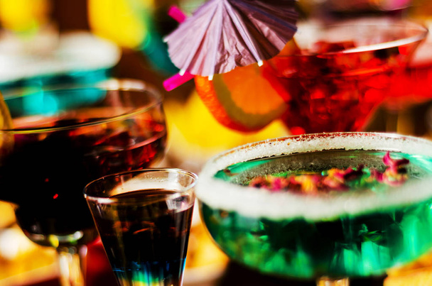おいしいとカラフルな飲み物の様々 なアルコール、シロップやリキュール、バーテンダーの仕事の独特な効果に基づいたパーティの夜 - 写真・画像