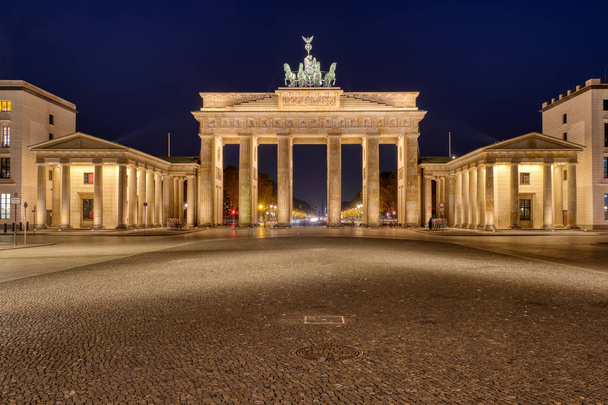 Slavné Brandenburger Tor v Berlíně v noci osvětlené - Fotografie, Obrázek
