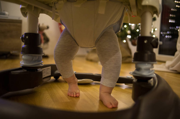 Babys pies en un bebé caminante primer plano
 - Foto, Imagen