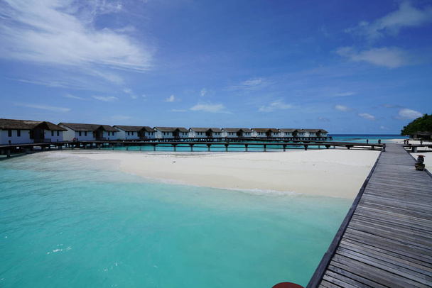 cabanes blanches traditionnelles sur les Maldives sur la mer
 - Photo, image