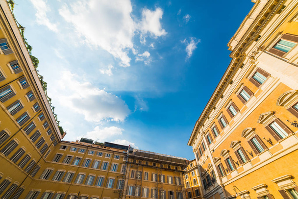Piazza Montecitorio sotto un cielo blu con nuvole a Roma
 - Foto, immagini
