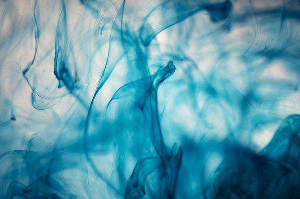 σύννεφα καπνού πάνω από το λευκό φόντο μπλε - Φωτογραφία, εικόνα