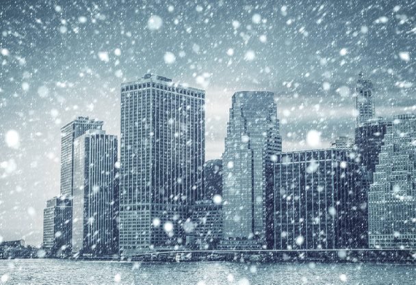 New York City. Winterkonzept. Schneefall in der Nacht. Wintermanhattan im Schneefall - Foto, Bild