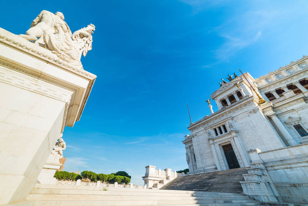 Αγάλματα στο βωμό της πατρίδας κάτω από ένα λαμπερό ήλιο στη Ρώμη, Ιταλία - Φωτογραφία, εικόνα