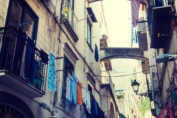 Régi homlokzat egy szűk sikátorban, a régi város, Amalfi, Olaszország - Fotó, kép