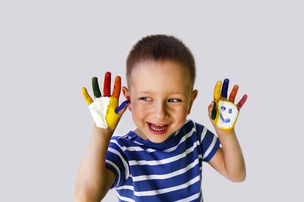 Milý chlapeček s malovanými rukama - Fotografie, Obrázek
