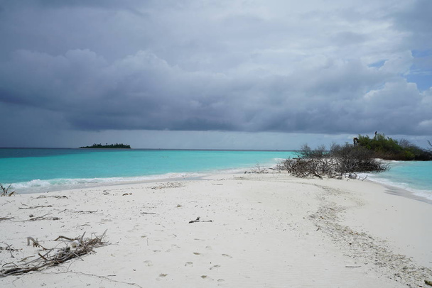 Uitzicht op de Oceaan tijdens de moesson seizoen op een onbewoond eiland in de Maldiven - Foto, afbeelding
