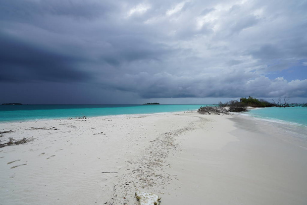 Widok na ocean, w sezonie monsunowym na bezludnej wyspie na Malediwach - Zdjęcie, obraz