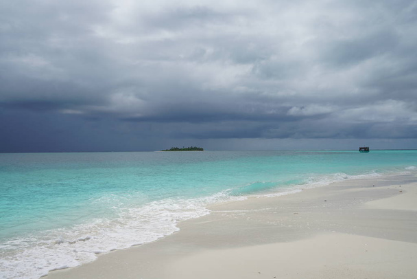 Θέα στον ωκεανό κατά τη διάρκεια των μουσώνων σε ένα ακατοίκητο νησί στις Μαλδίβες - Φωτογραφία, εικόνα