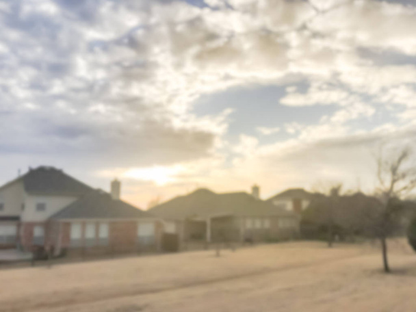 Κίνηση θολή ηλιοβασίλεμα στο κατώφλι της τυπικό single-family σπίτι στο Τέξας, Αμερική - Φωτογραφία, εικόνα