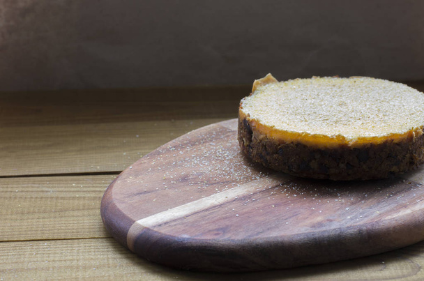 closeup view of tasty cheesecake over wooden chopping board - Foto, afbeelding