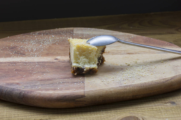 closeup view of delicious cake slice over chopping board - Valokuva, kuva