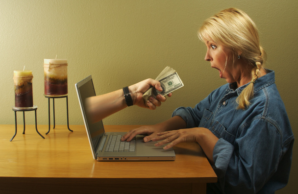 Dinero a través de la pantalla del ordenador portátil y mujer
 - Foto, imagen