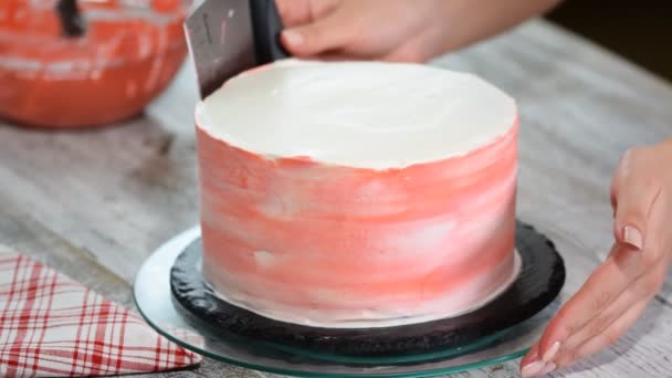 Close Up di donna in forno decorazione torta con ghiaccio
. - Filmati, video