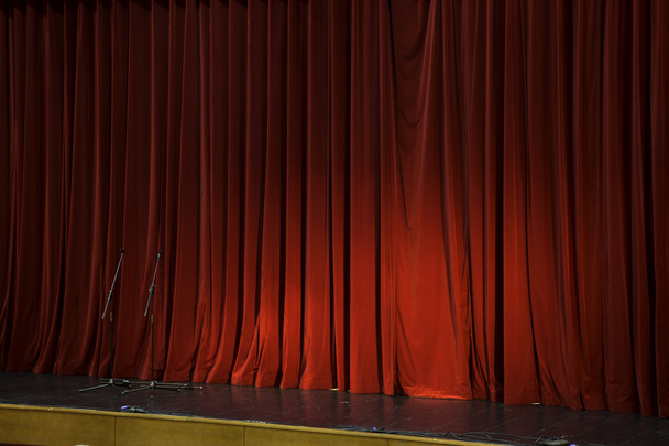 Roter Bühnenvorhang angezündet - Foto, Bild