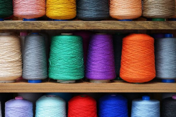 コイルに縫い付ける色糸のセット。糸の大きなカラフルなスプールの山。糸の色糸のスプール大規模なクラス、織物、背景 - 写真・画像
