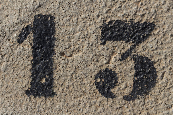 numéro treize pochoir peint sur mur de béton, numéro 13
 - Photo, image