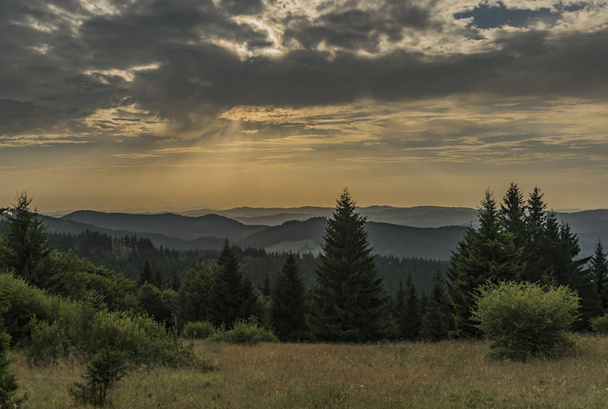 Χρώμα προβολή ωραίο καλοκαίρι κοντά Velky Javornik στη Μοραβία και στη Σλοβακία στα σύνορα - Φωτογραφία, εικόνα