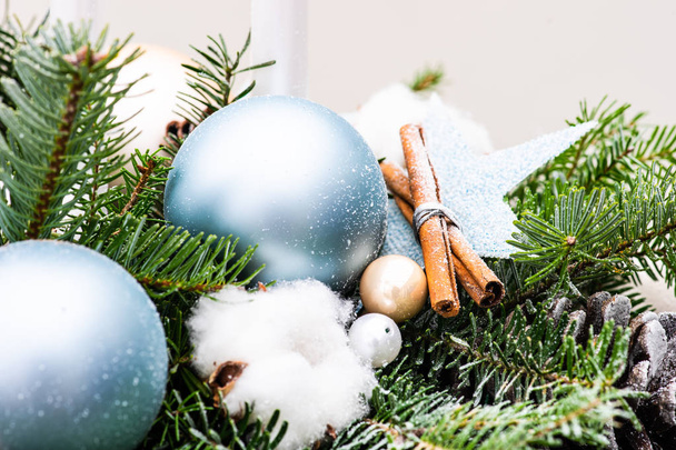 Karácsonyi kártya fogalom a rusztikus sötét fából készült háttér, fényes golyó, fenyő fa, pamut fej - Fotó, kép