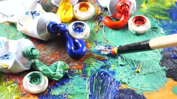 Πινέλα και χρώματα watercolor σε κίνηση στο τραπέζι - Πλάνα, βίντεο