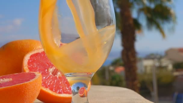 Grapefruitová šťáva se nalije do sklenku vína - Záběry, video