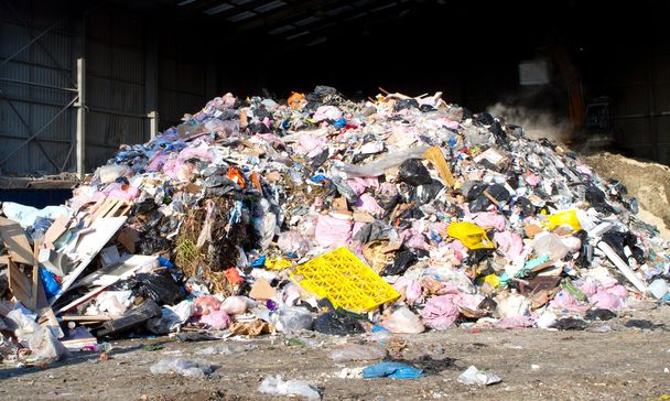 afval opgestapeld in een centrum van afvalbeheer - Foto, afbeelding
