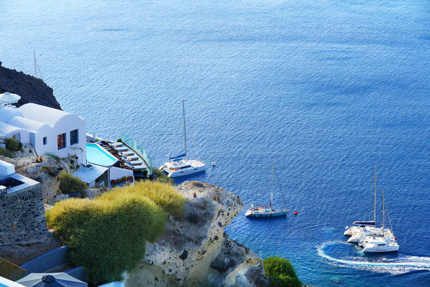 Мбаппе с видом на роскошные апартаменты на Санторини, Кикладес, Греция
 - Фото, изображение