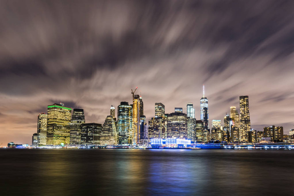 Панорамный небосклон Манхэттена ночью. Нью-Йорк, США. Офисные здания и небоскребы в Нижнем Манхэттене (Центр Манхэттена)
) - Фото, изображение