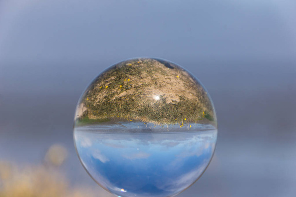 falaise de Morsum, Sylt, Allemagne du Nord, île en mer du Nord en août 2018 à travers une boule de verre
 - Photo, image