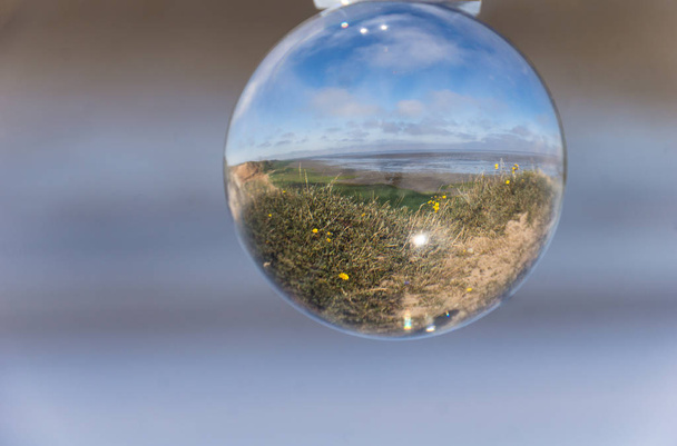Cliff Morsum, Wyspa Sylt, Niemcy północne, na Morzu Północnym w sierpniu 2018 thru piłki szklany - Zdjęcie, obraz
