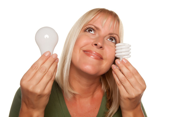 Жінка надає перевагу енергозберігаючій лампі
 - Фото, зображення