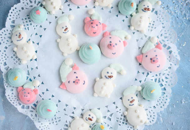 Smakelijk en mooi marshmallow sneeuwpop. - Foto, afbeelding