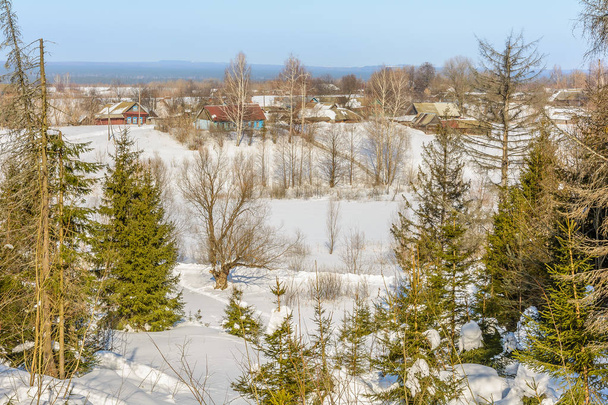 Снежные холмы в зимний солнечный день
 - Фото, изображение