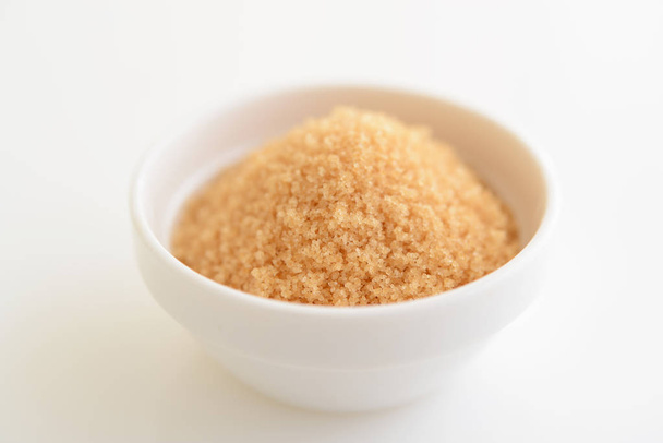 bruine suiker in een kom - Foto, afbeelding