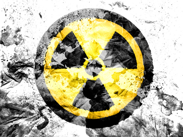 核放射線のシンボルを描いた汚れや汚れた紙 - 写真・画像