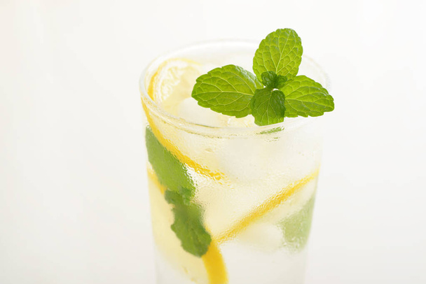 een glas limonade - Foto, afbeelding